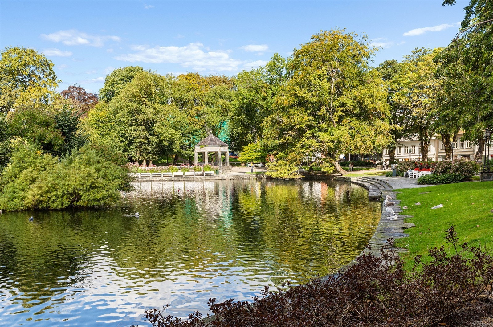 Byparken, med sine grøntområder og turstier rundt Breiavatnet, ligger kun en kort spasertur unna. Galleribilde