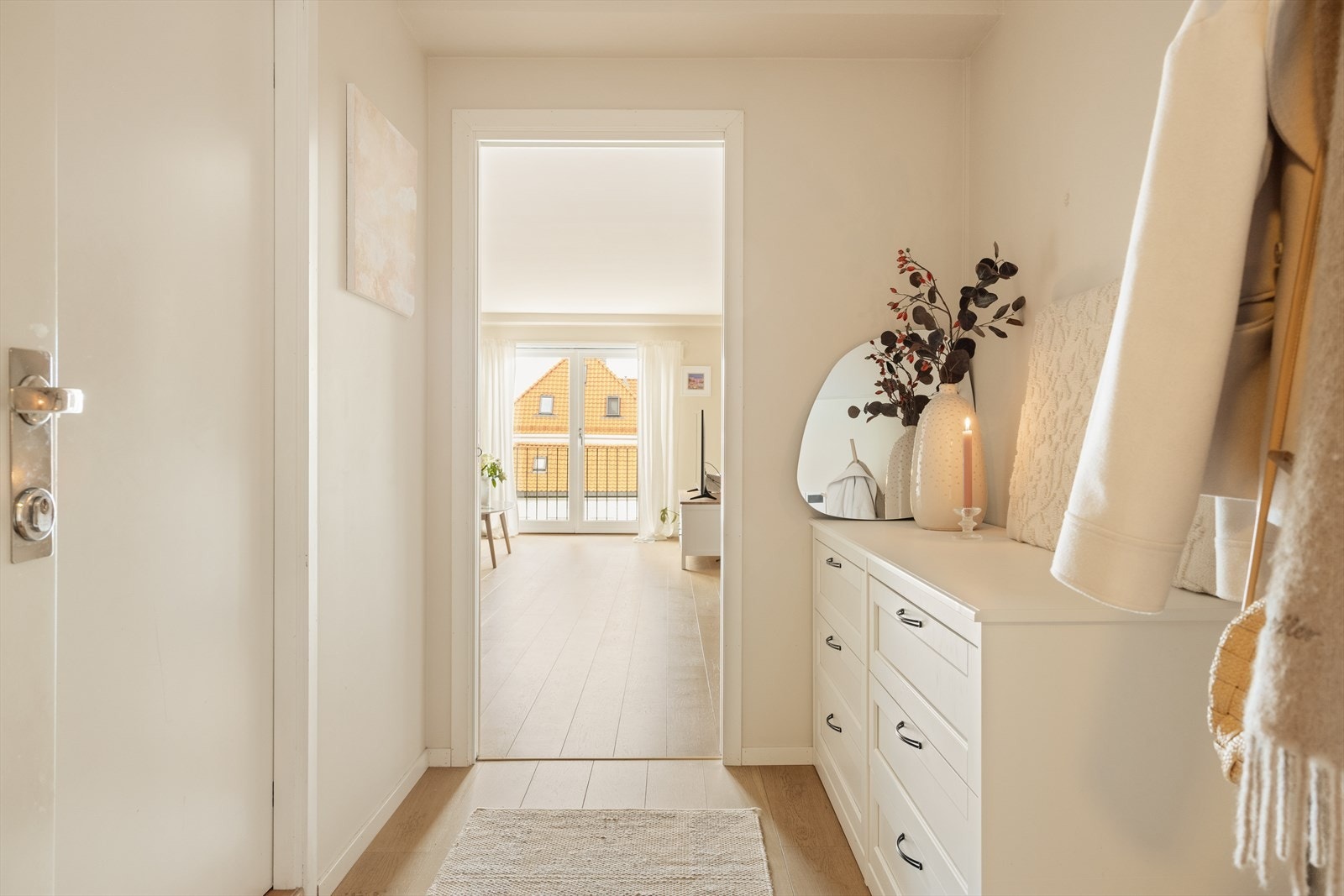 - Romslig entré på 4,9 m² som gir et fint førsteinntrykk av leiligheten - Galleribilde