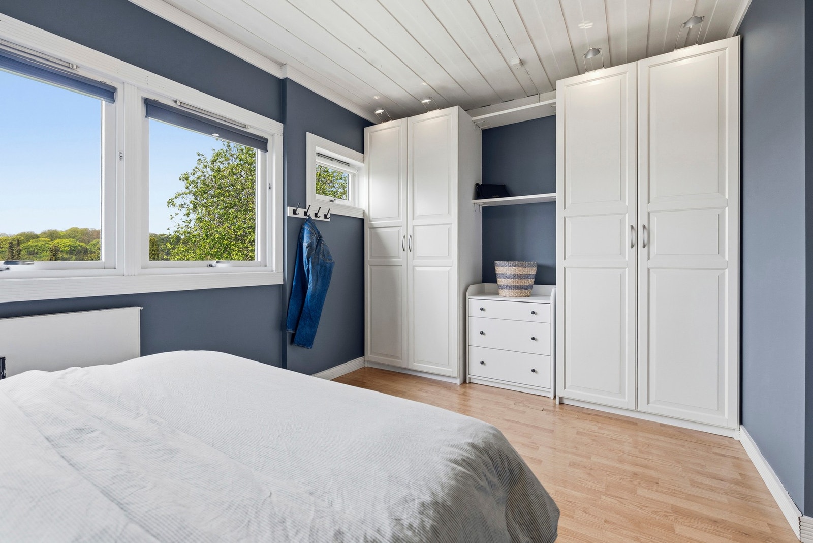 Soverommet har innebygd garderobe Galleribilde