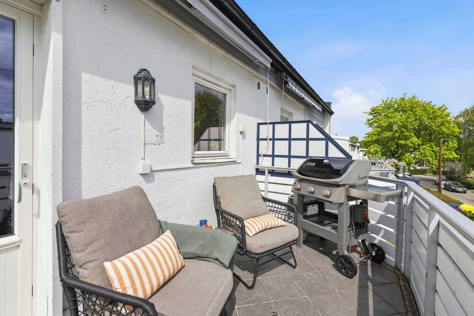 Solfylt balkong hvor du kan nyte sommerdagene Galleribilde