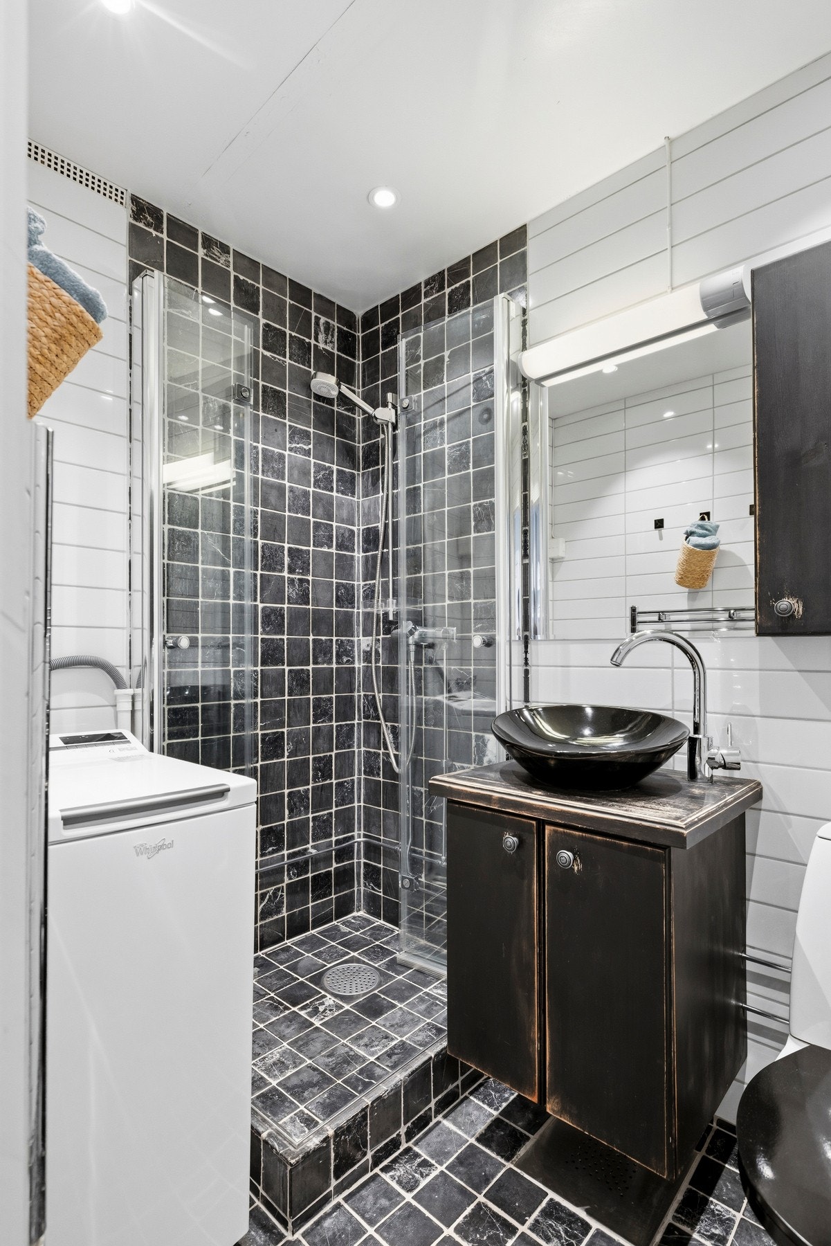 Badet har godt med lys fra downlights i himlingen Galleribilde