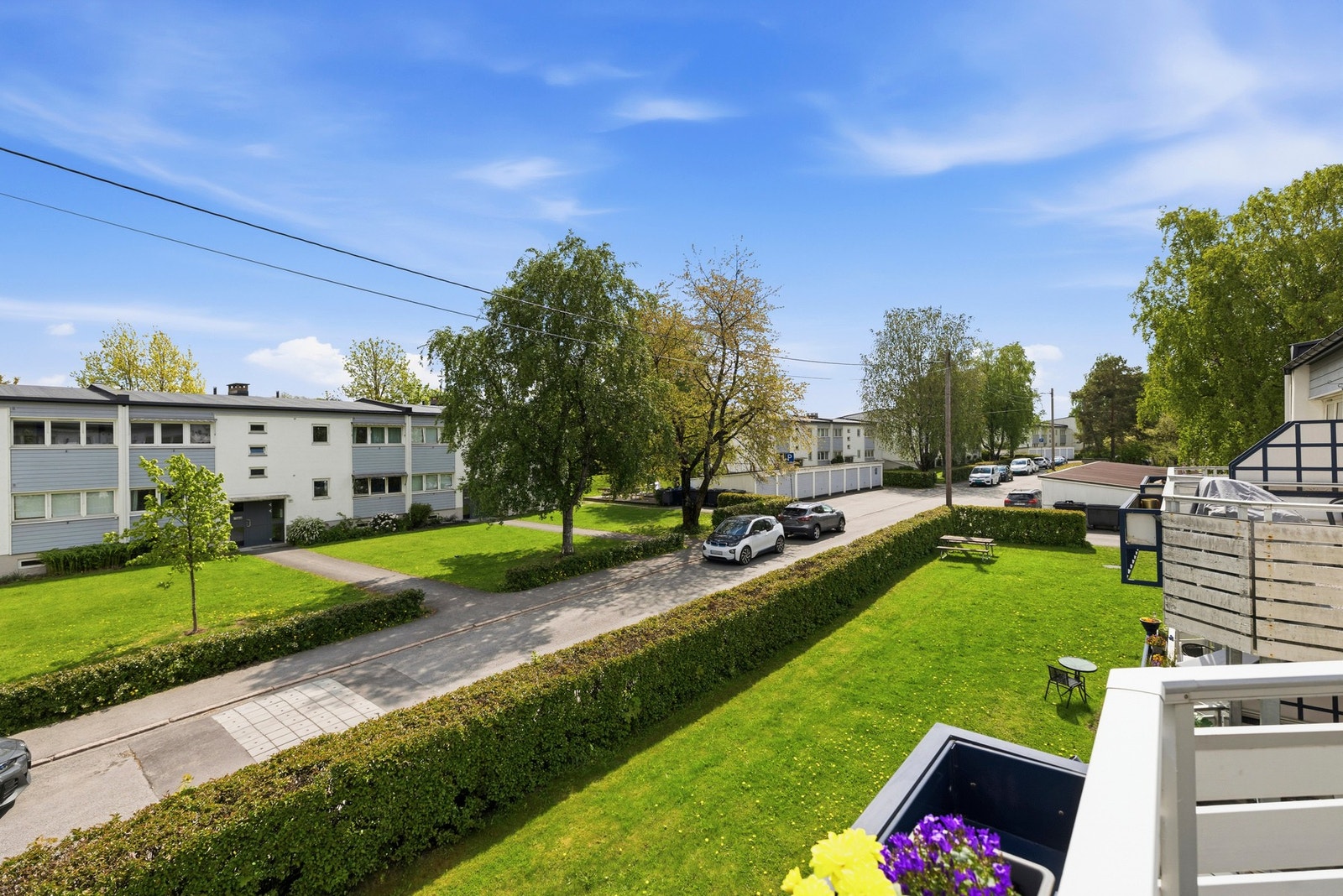 Balkongen er østvendt og har gode solforhold Galleribilde