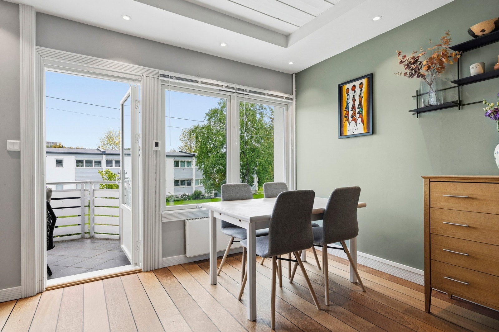 Stuen har god plass til spisebord Galleribilde