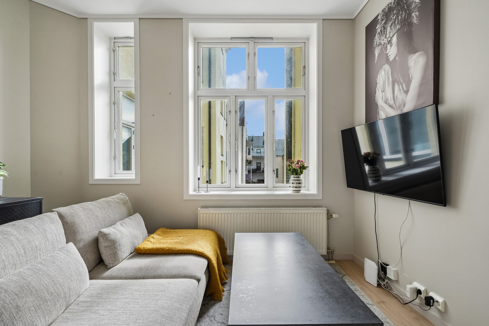 Stuen kan enkelt innredes med en sittegruppe, tv og skjenk. Galleribilde