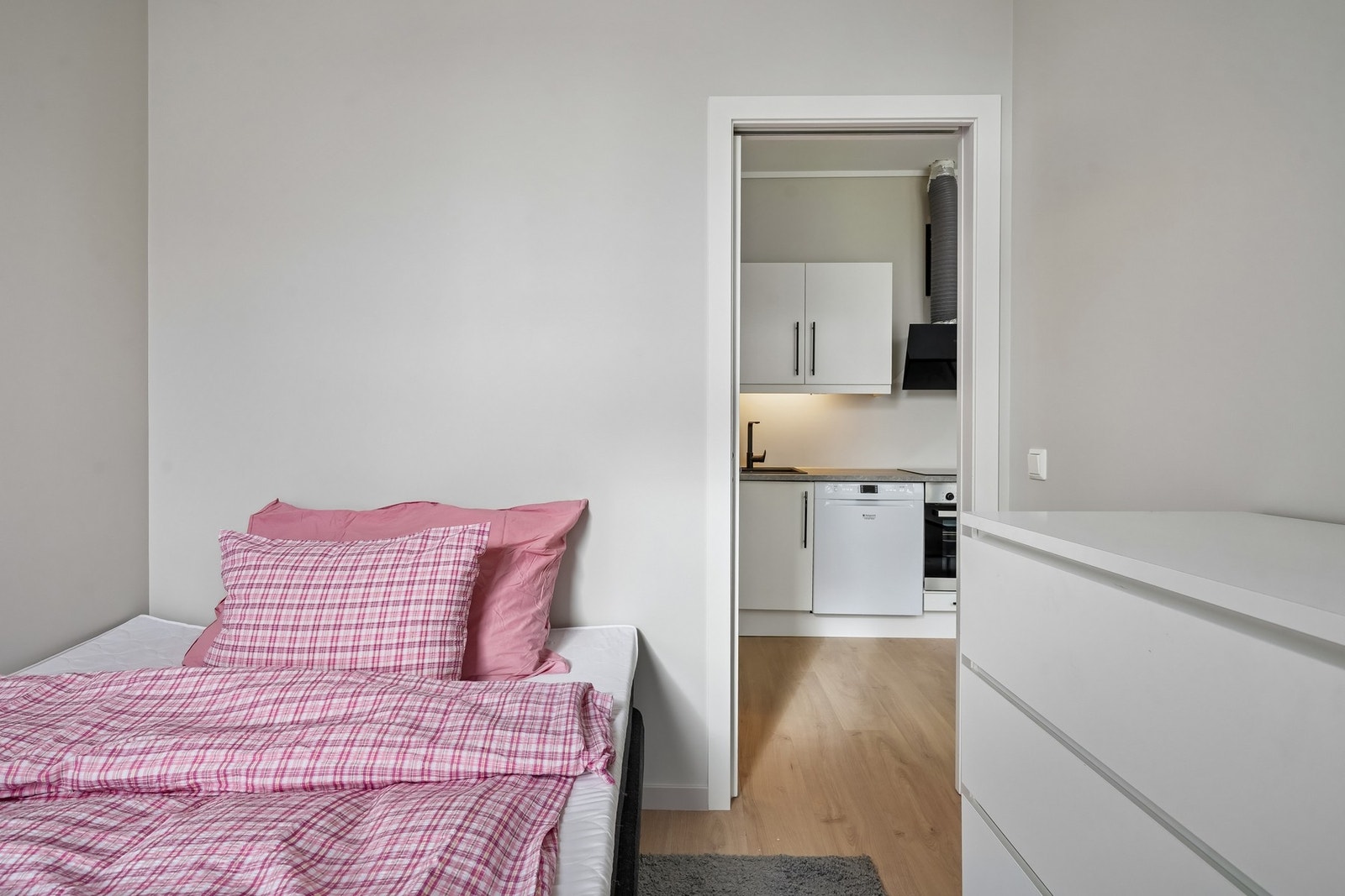 Det er ett soverom i leiligheten av fin størrelse. Galleribilde