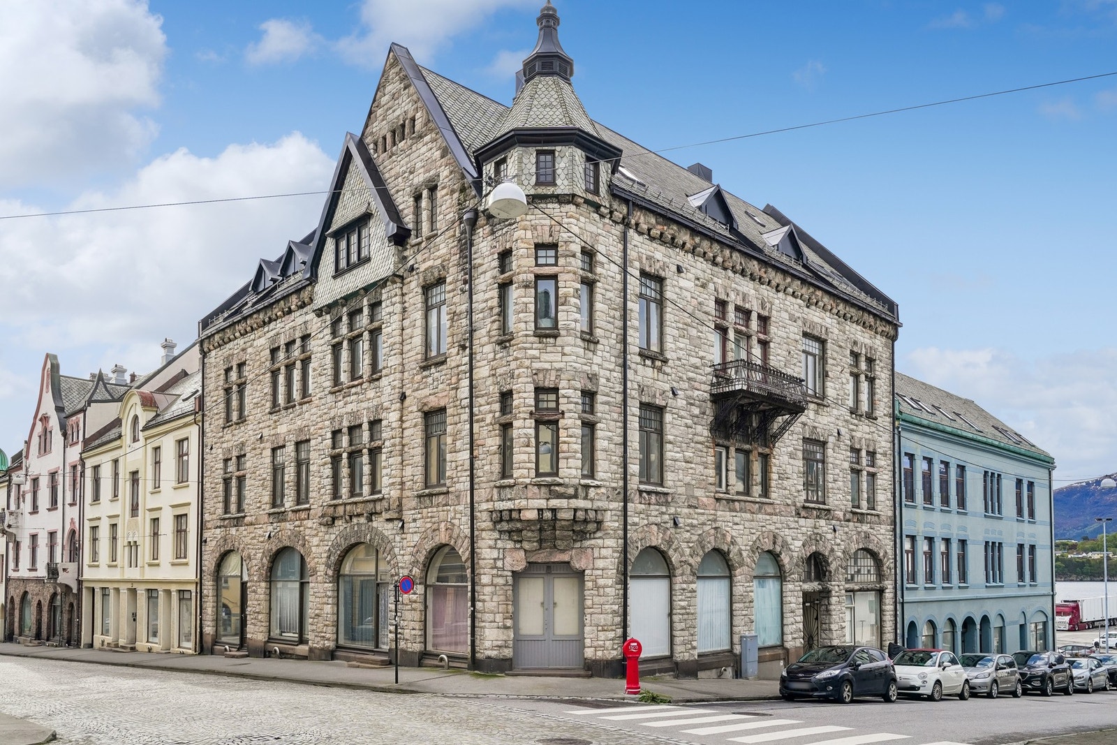 PrivatMegleren presenterer en arealeffektiv andelsleilighet i 2.etasje midt i hjertet av Ålesund sentrum. Galleribilde
