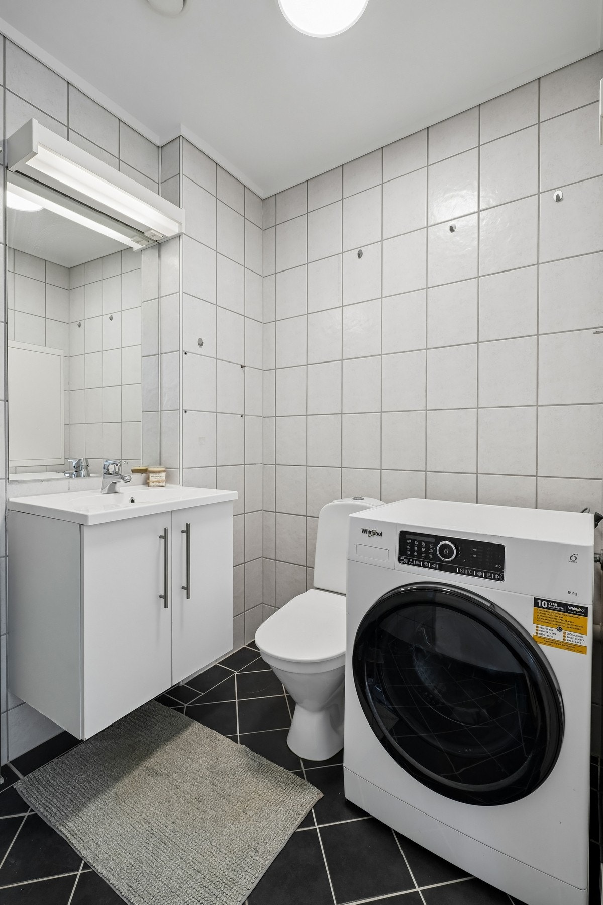 - servantskap med heldekkende servant og speil med belysning over. Galleribilde
