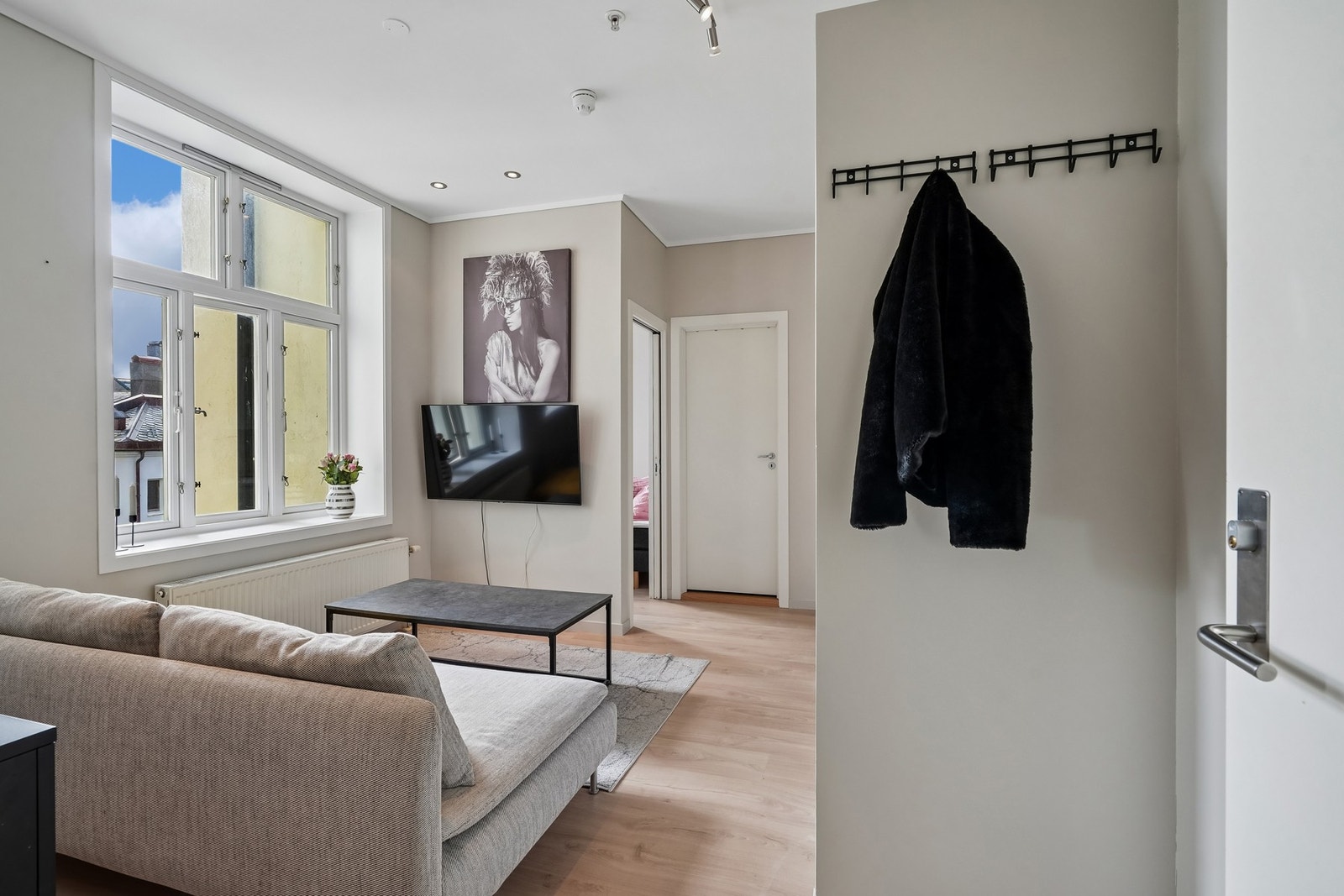 Leiligheten er innredet i 2006, og holder gjennomgående god standard på innredninger og overflater. Galleribilde