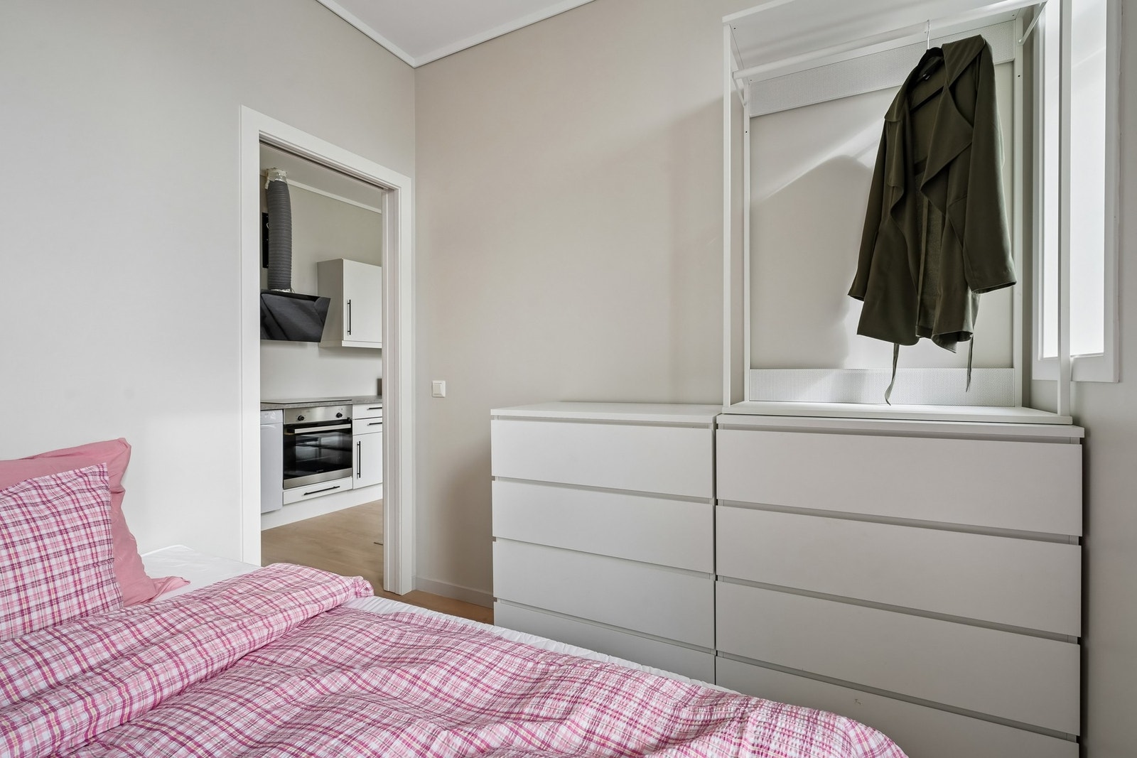 Det er plass til kommode og oppheng. Galleribilde