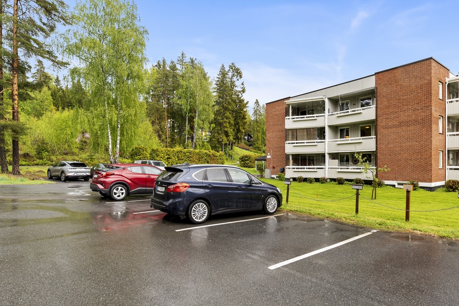 Andelen disponerer egen privat parkeringsplass merket leilighetsnr. Galleribilde