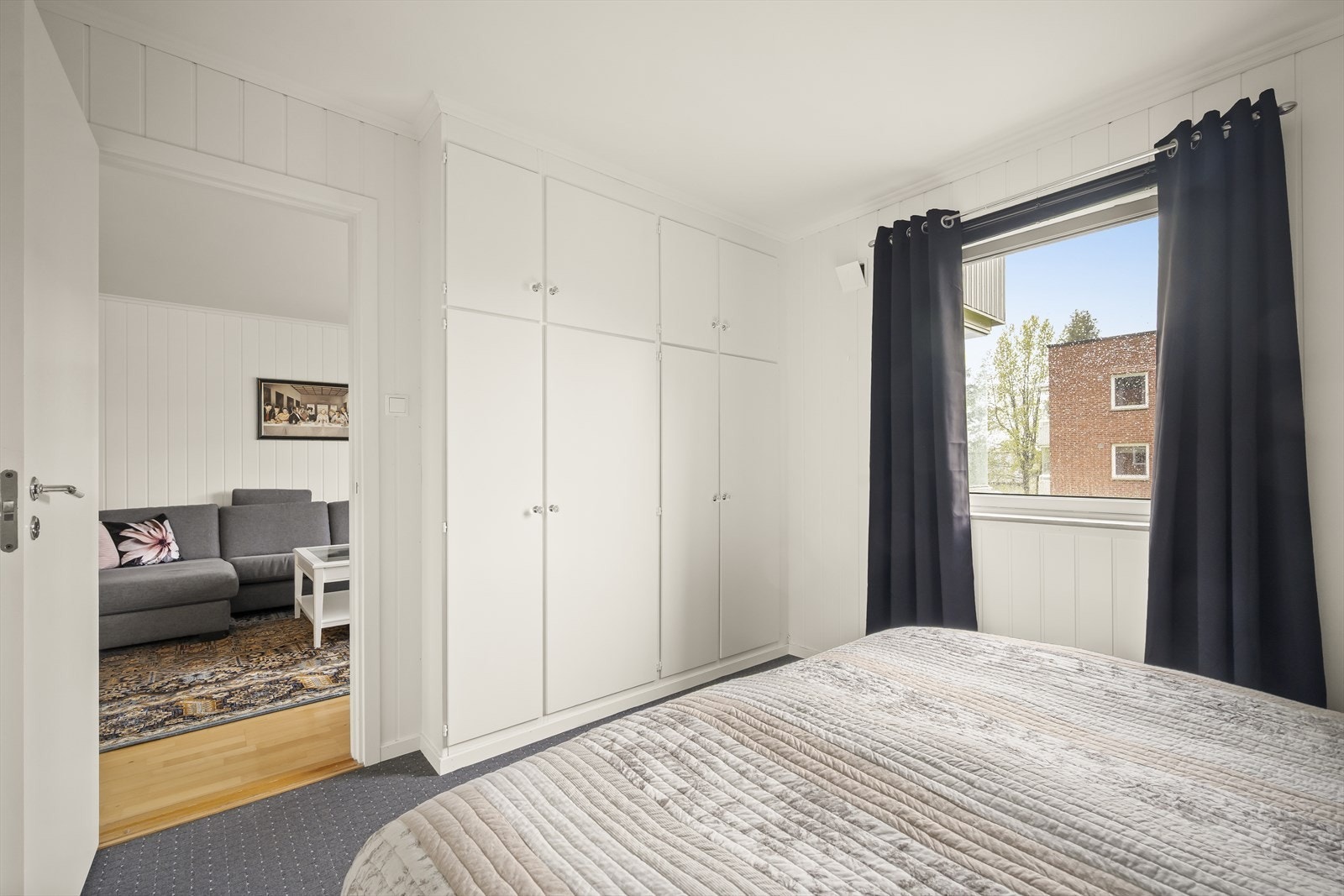 Integrert garderobeskap. Galleribilde