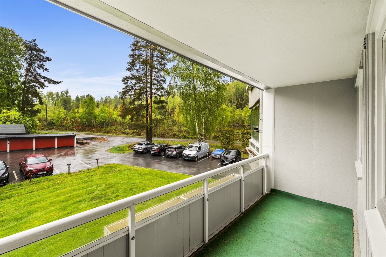 Boligens andre balkong ligger i enkel tilknytning til kjøkkenet, ideelt for en trivelig frokost i sommerhalvåret! Galleribilde