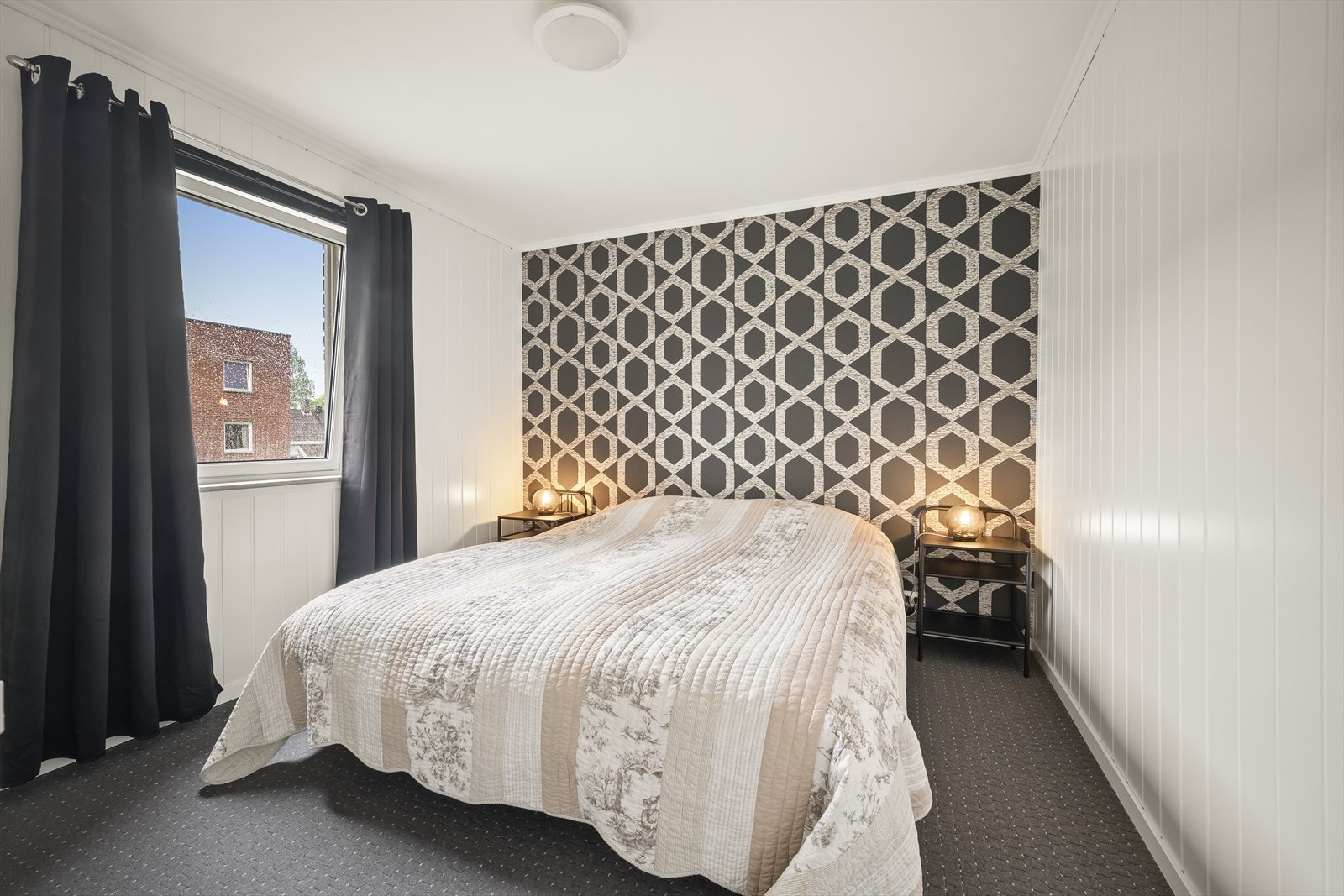 Soverom 1 - Boligens hovedsoverom er romslig og praktisk med god plass til bla. dobbeltseng og nattbord. Galleribilde