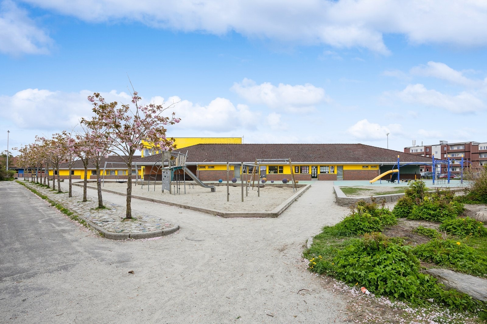 Like ved med gåavstand er Skeie skole med hyggelige lekeplasser. Galleribilde