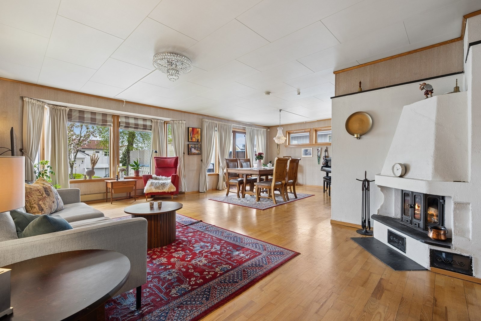 Romslig stue med rikelig plass til komfortabel sofagruppe og spisebord, perfekt for både hverdagsbruk og gjester. Galleribilde
