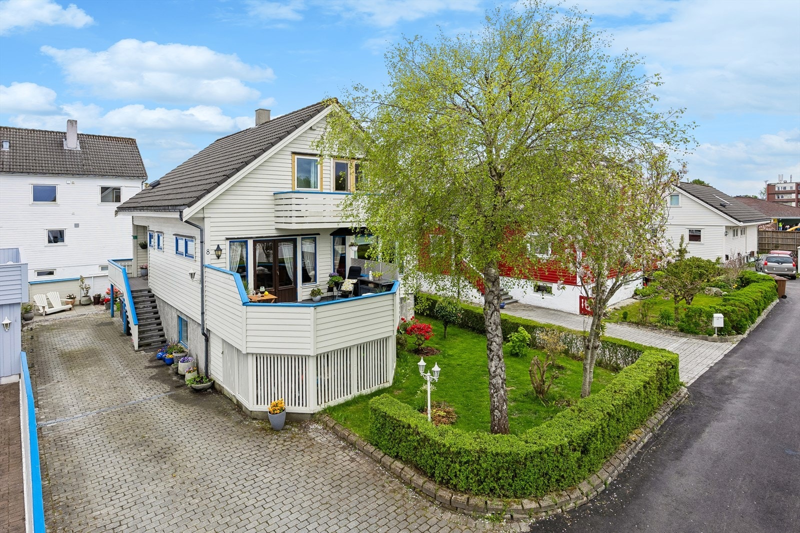 Romslig gårdsrom og pent opparbeidet uteområde med flere soner. Praktisk oppbevaringsmuligheter under terrassen. Galleribilde
