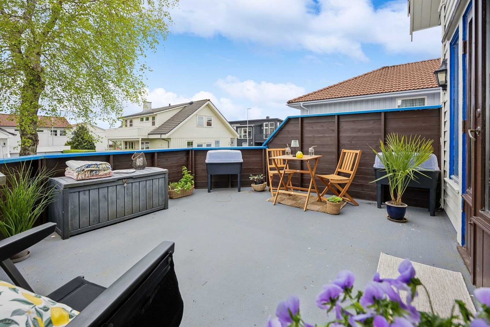 Nordvest vendt terrasse med tilgang til hagen. Galleribilde