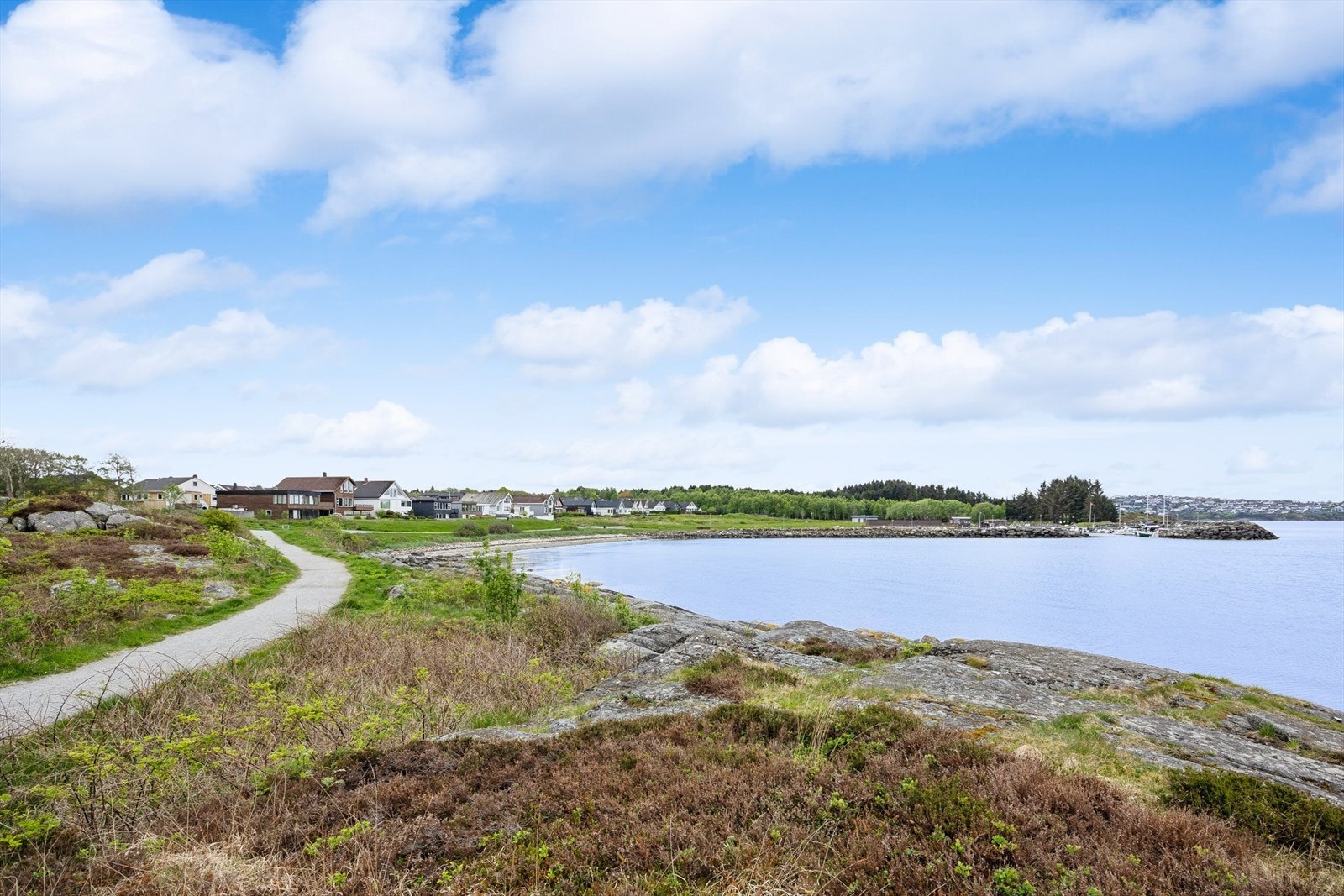 Flotte turstier til Breivika badestrand, Saltnes båtforening og Trollskogen. Galleribilde