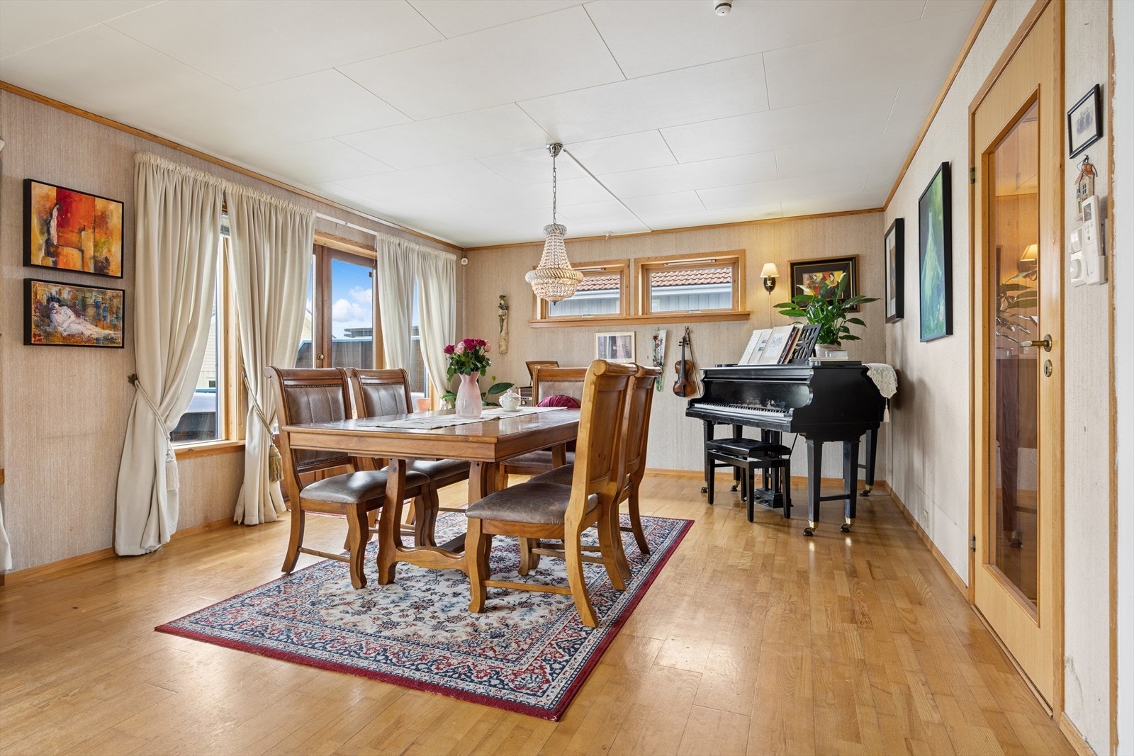 Spiseplassen er hensiktsmessig plassert like ved terrassen, perfekt for varme sommerdager med grilling på terrassen. Galleribilde