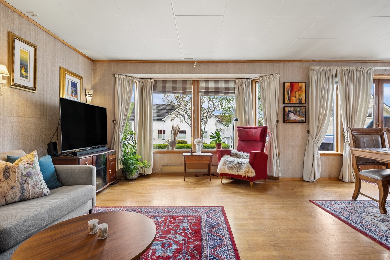 De store vindusflatene gir godt med naturlig lys og skaper en behagelig, lys og luftig atmosfære i rommet. Galleribilde
