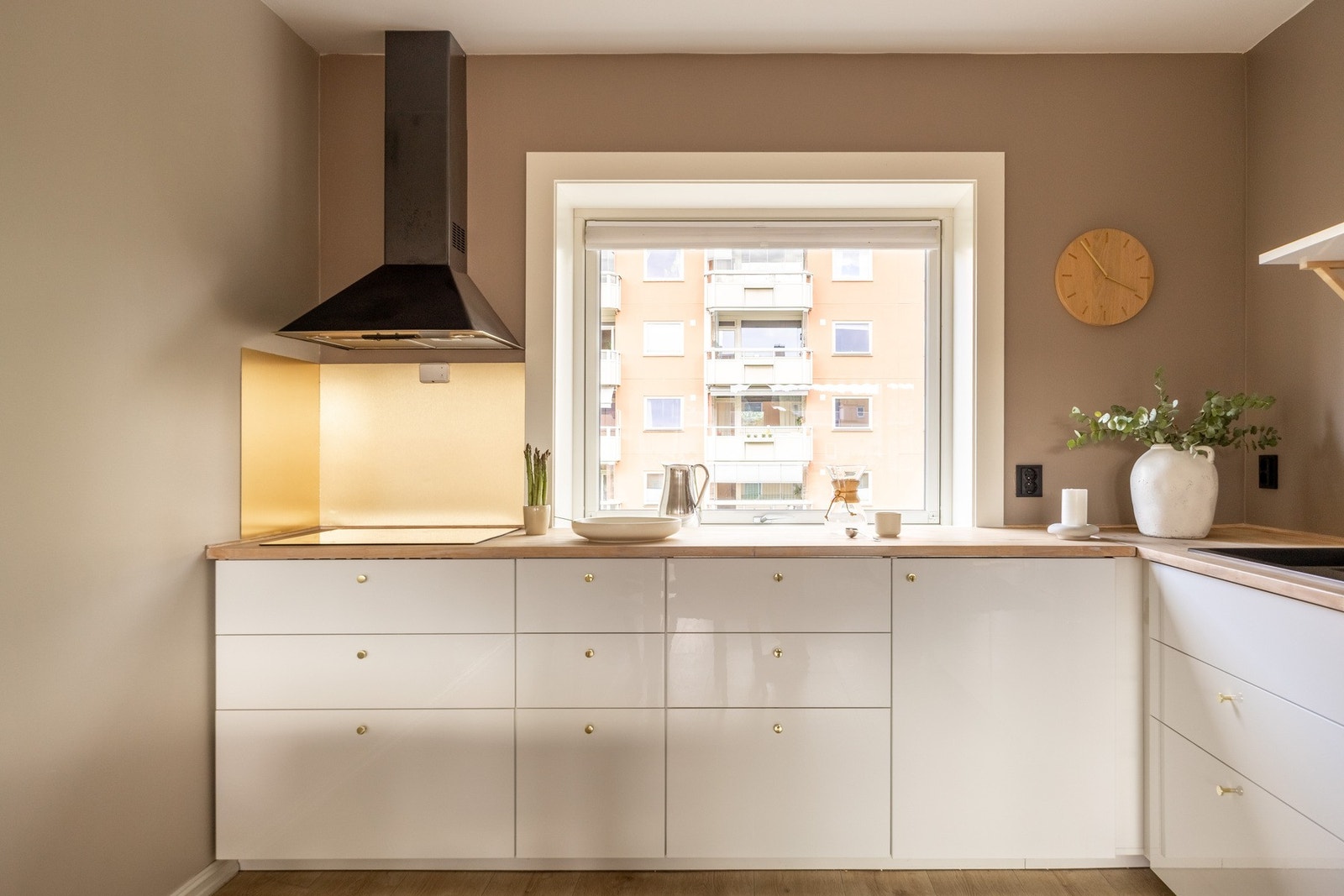 Pent Ikea kjøkken fra 2018 med glatte lyse fronter. Galleribilde