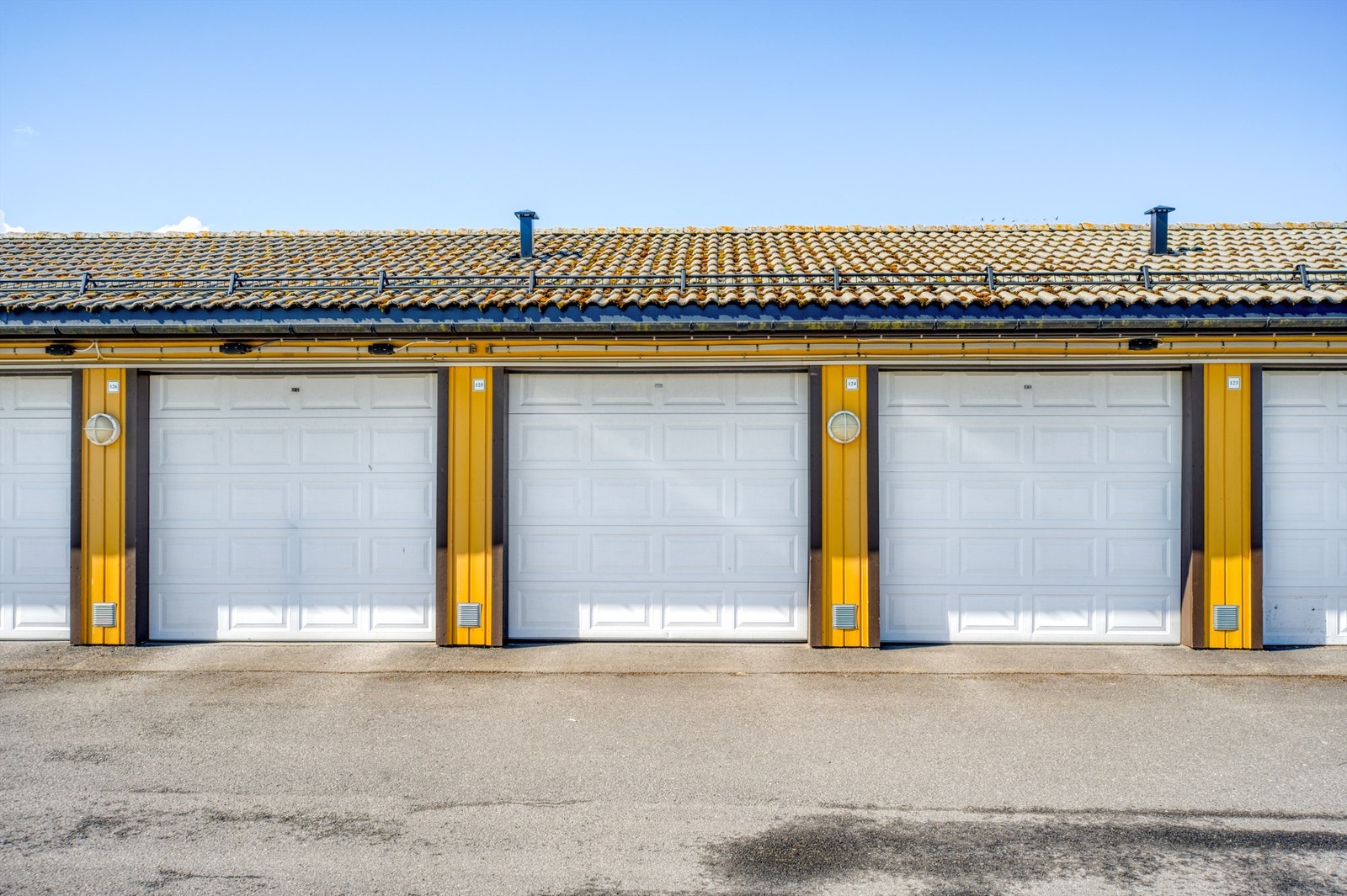 Det medfølger en egen garasjeplass i felles garasjerekke. Galleribilde