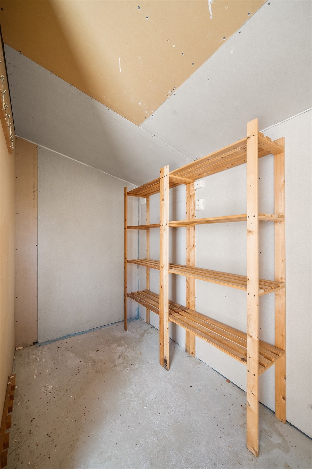 Boligen har to boder for lagring, en innvendig og en utvendig. Galleribilde