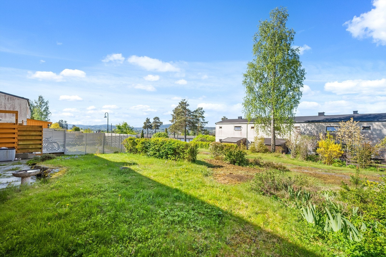 Her bor du usjenert med frodig og hyggelig utsyn. Galleribilde
