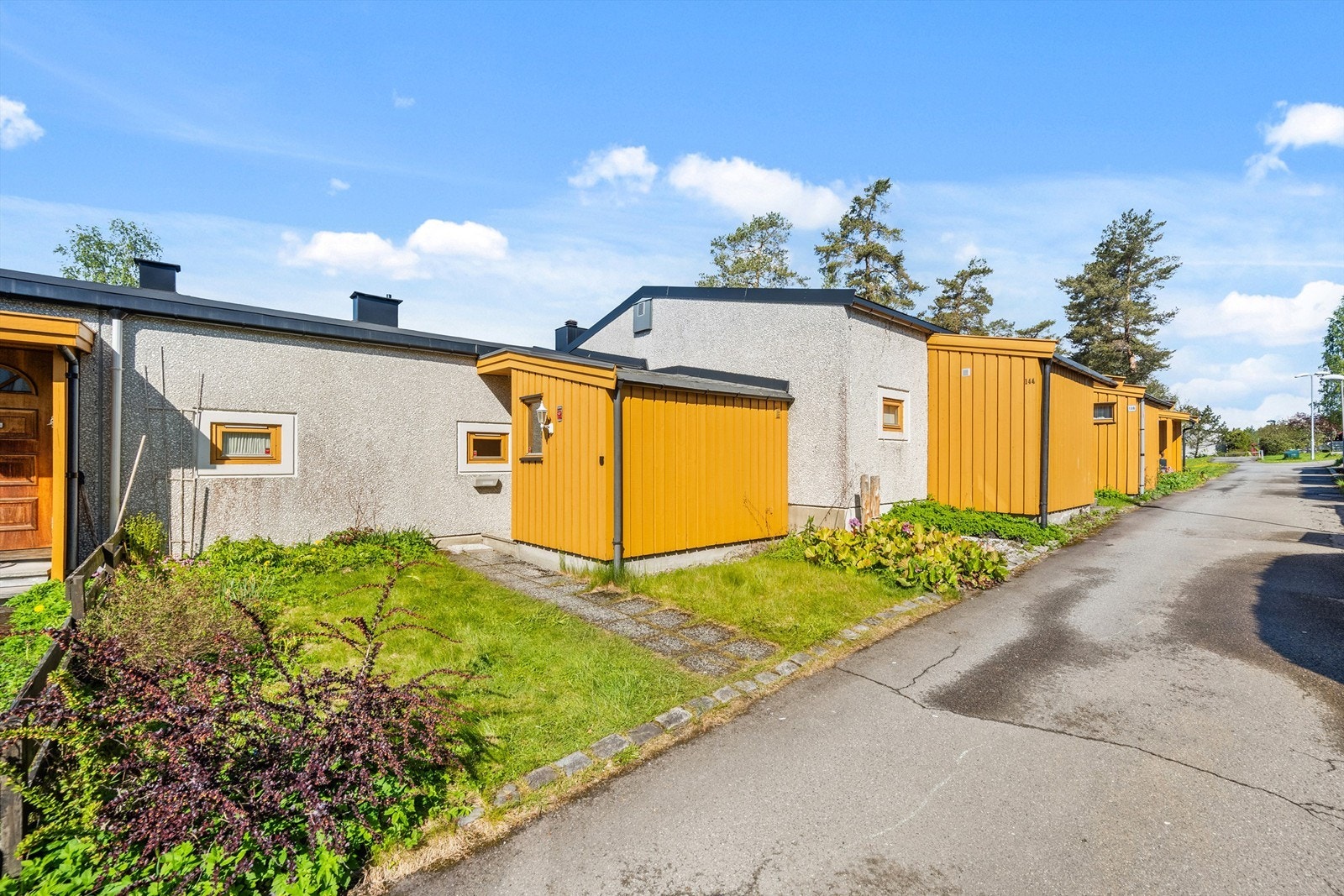 Hver enhet har en praktisk utvendig sportsbod på cirka 5 m² ved inngangspartiet. Galleribilde