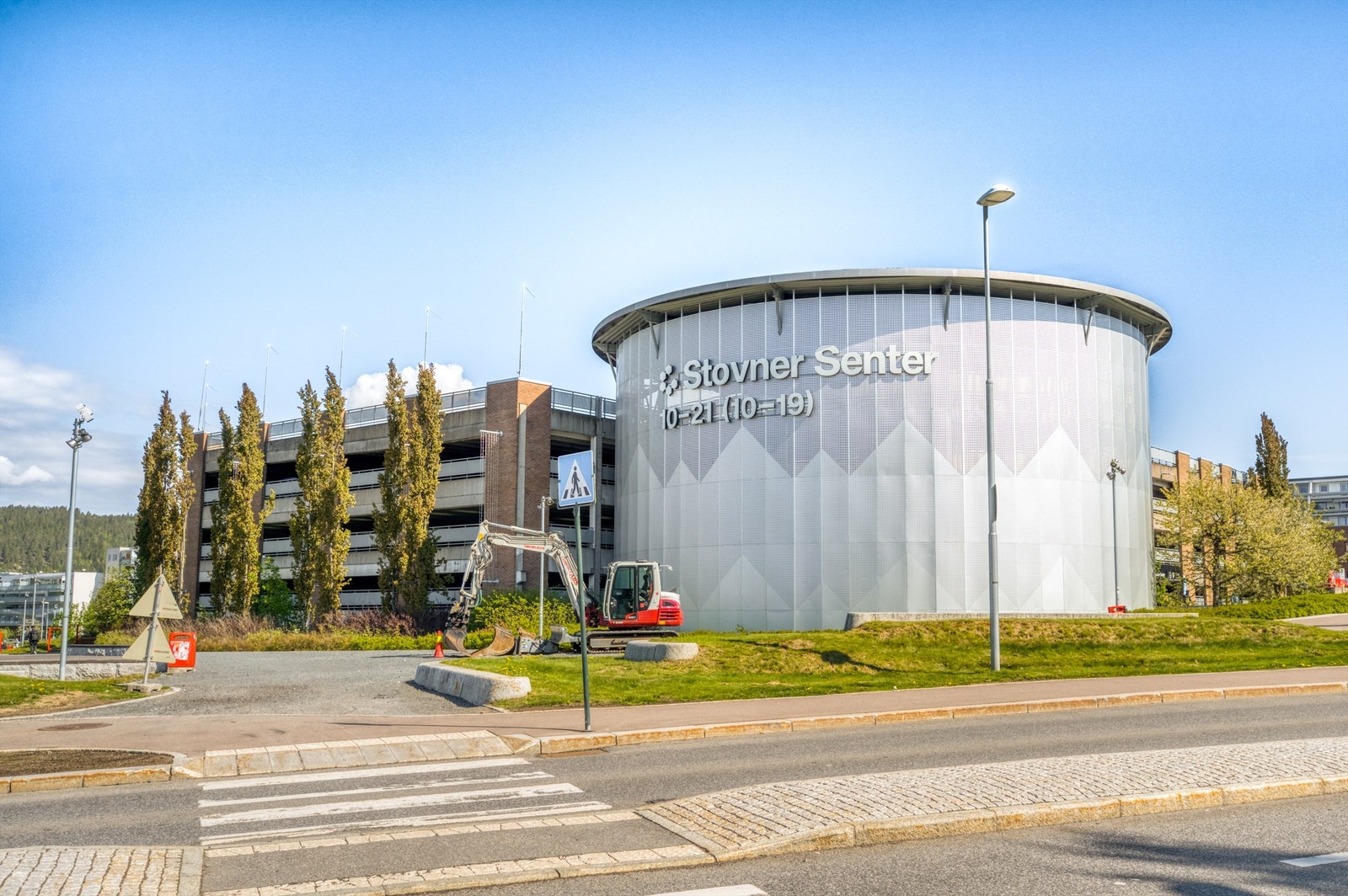 Kort vei til Stovner Senter med et bredt utvalg av butikker, spisesteder, bibliotek og andre servicetilbud. Galleribilde