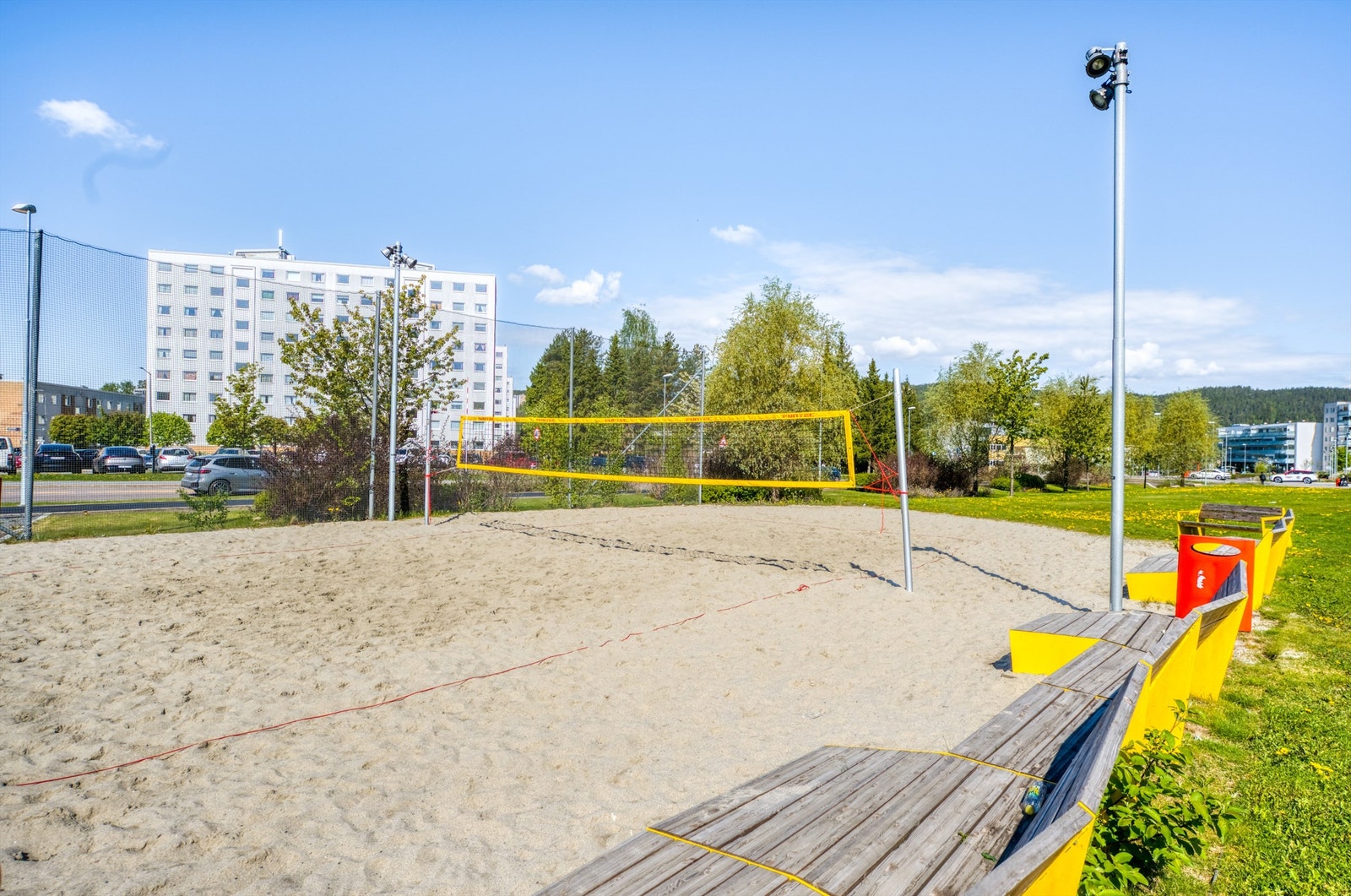 Området byr på mange sportsfasiliteter, som ballbinge, idrettshall og tennisanlegg. Galleribilde