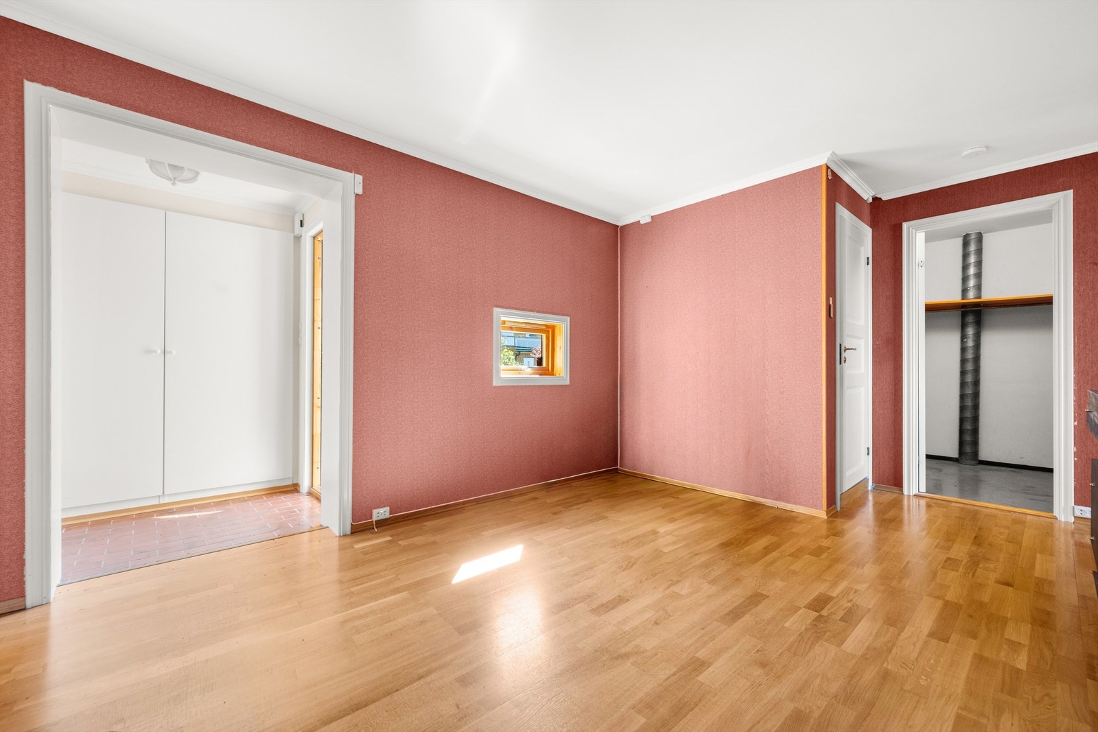 Fra gangen er det tilgang til alle rom i etasjen, inkludert en praktisk innvendig bod. Galleribilde
