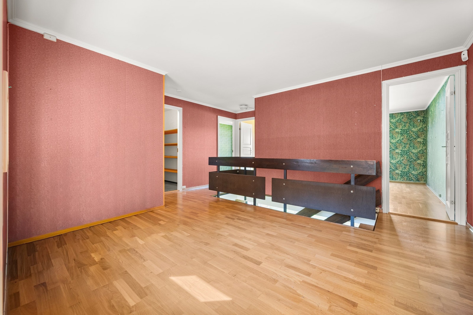 Gang i første etasje som binder sammen soverommene, badet og trappen ned til stuen. Galleribilde