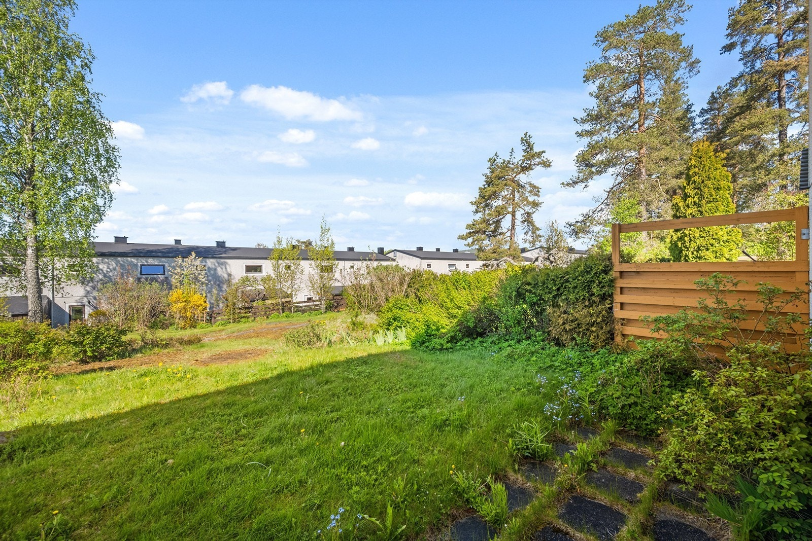 Uteplassen er belagt med betongheller og har direkte utgang fra stuen. Galleribilde