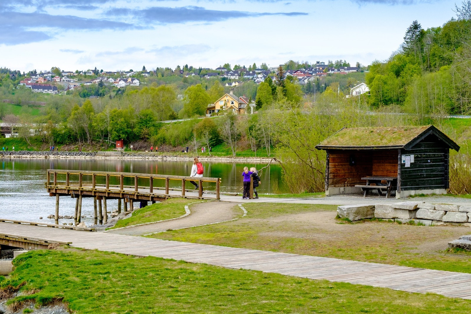 Fra Nedre Leirfoss kan man følge Nidelv promenaden langs Nidelven ned mot Trondheim sentrum. Galleribilde