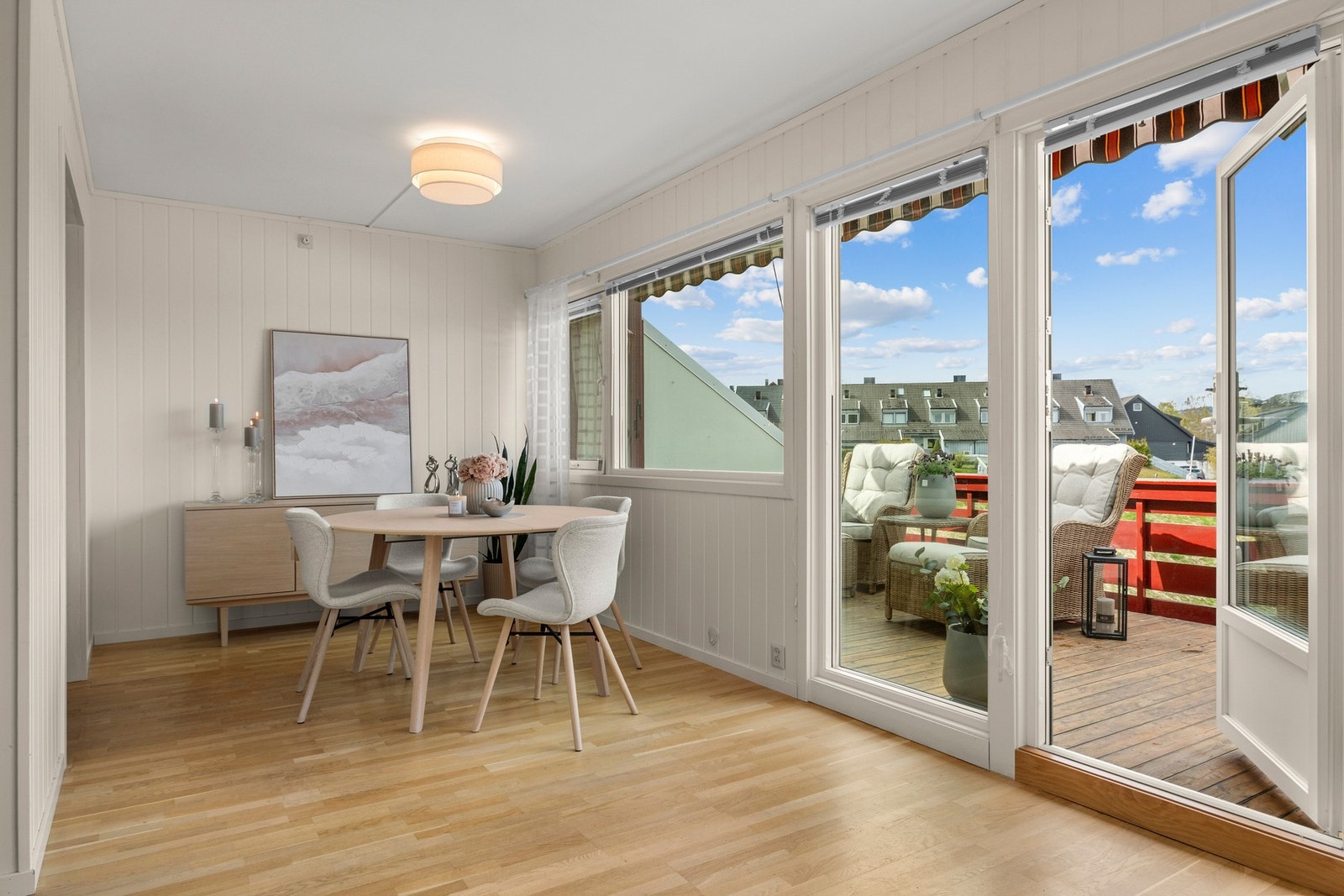 De store vindusflatene sikrer rikelig med natulig lys inn i rommet. Galleribilde
