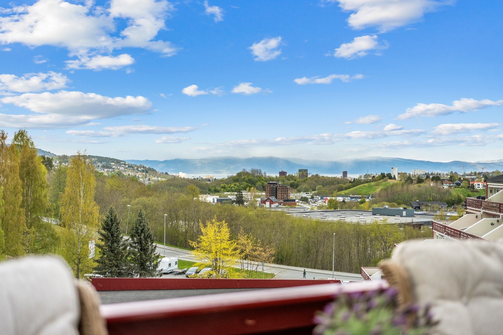Fra leilighetens terrasse har man flott utsikt mot Trondheimsfjorden og Fosen alpene. Galleribilde