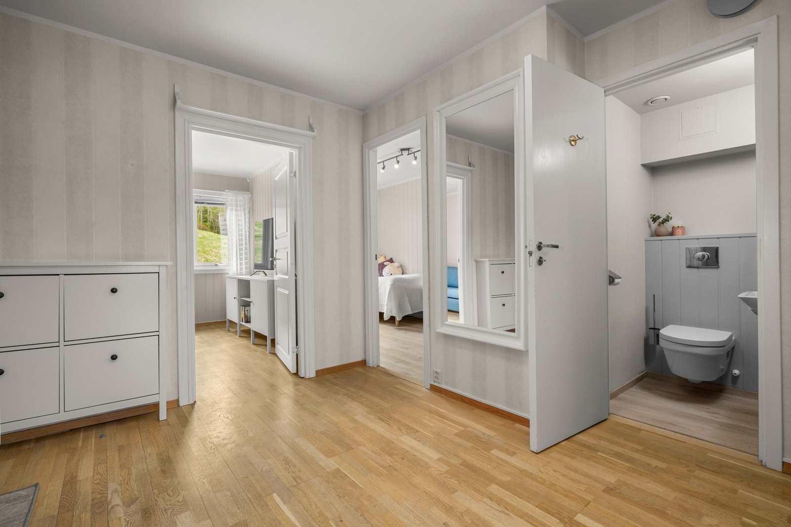 Det er 2 toalettrom i leiligheten Galleribilde