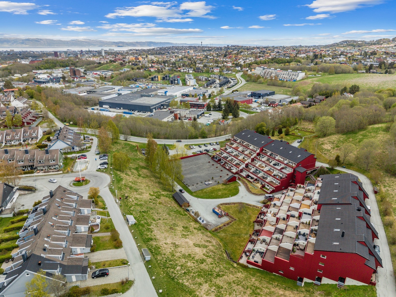 Leiligheten disponerer parkeringsplass med el-bil lader i felles garasjeanlegg, det er også godt med gjesteparkeringsplasser på sameiets område. Galleribilde