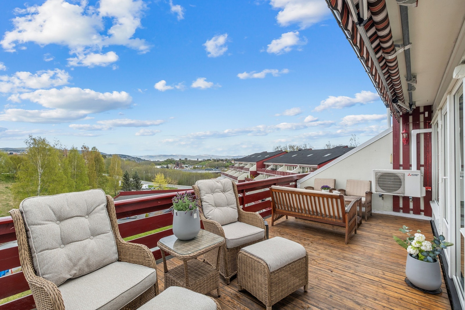 Meget fin utsikt fra leilighetens terrasse, her kan man nyte solen til langt på kveld. Galleribilde