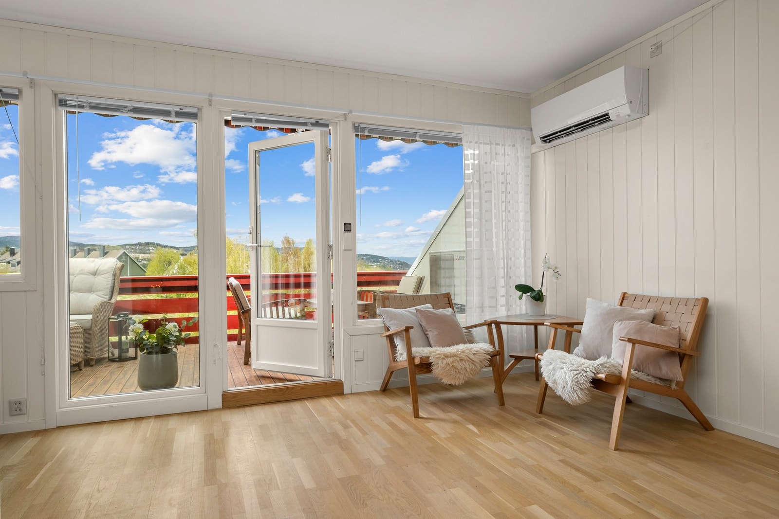 Fra stuen er det utgang til leilighetens fantastiske terrase. Galleribilde