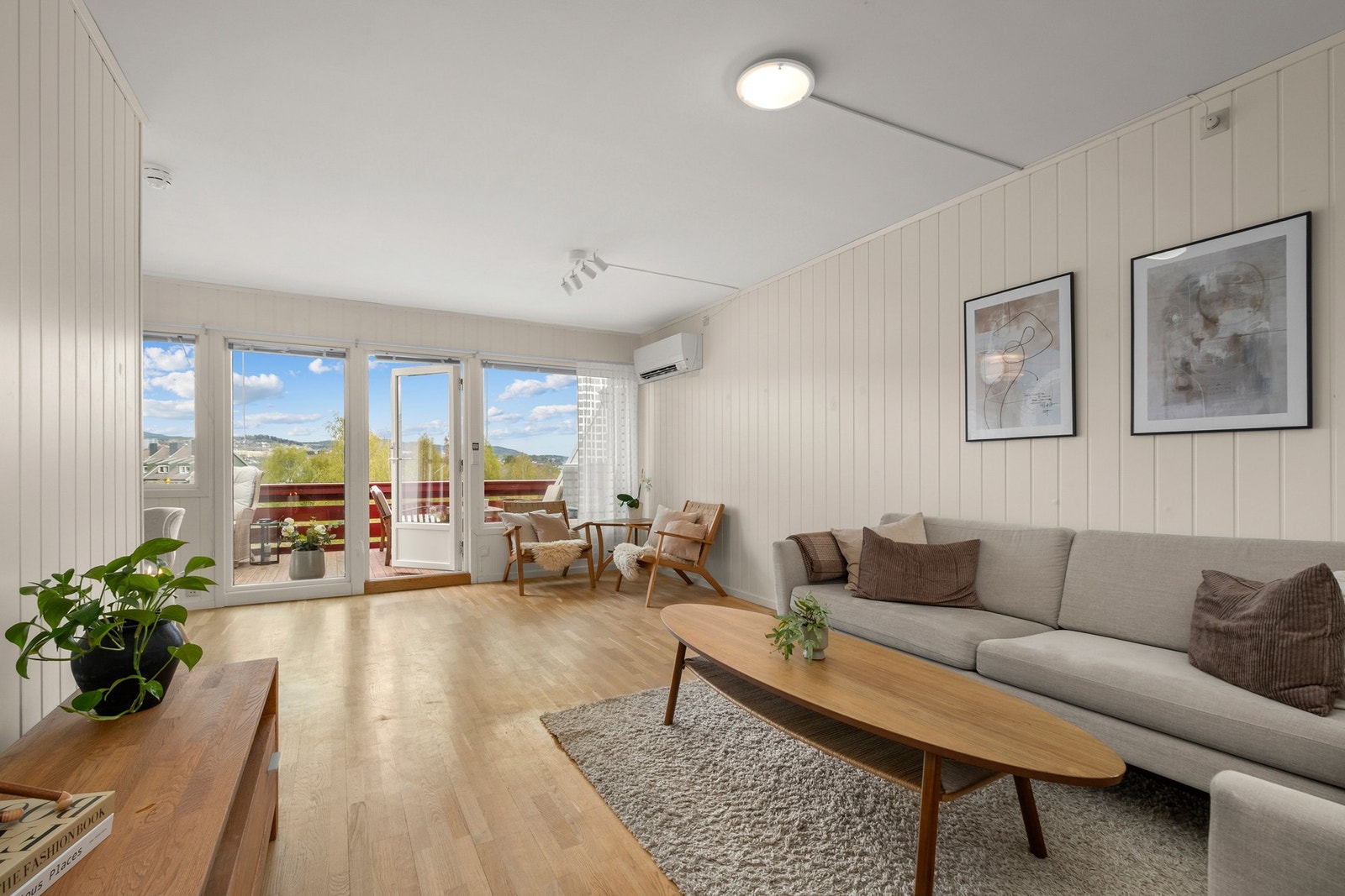 En flott 5-roms leilighet fordelt på to plan i populær terrasseblokk. Galleribilde