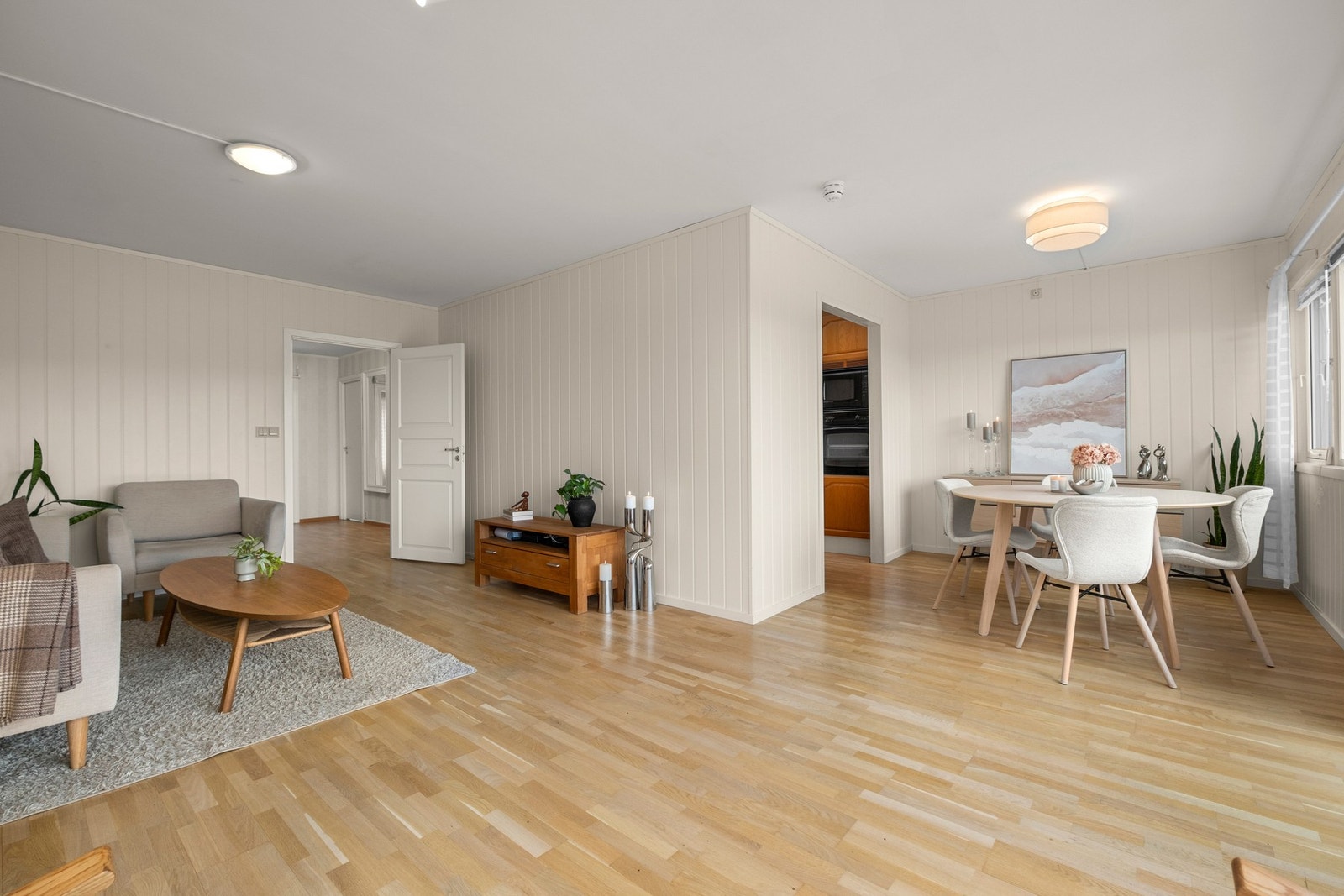 I forlengelsen av stuen er det god plass til ønsket spisegruppe. Galleribilde