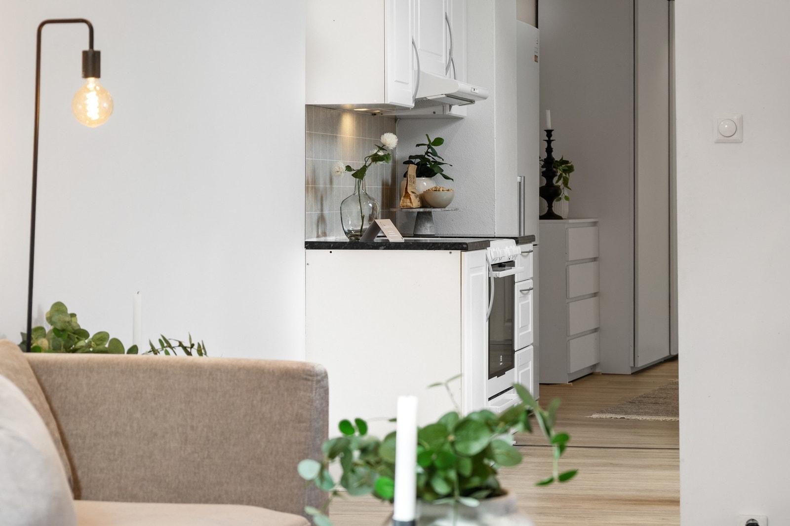Kjøkkeninnredning med profilerte fronter og benkeplate av laminat med nedfelt oppvaskkum Galleribilde