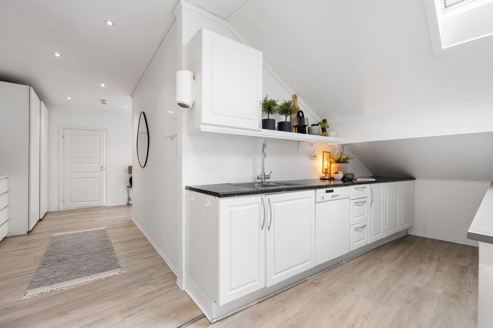 Innredningen har avsatt plass til frittstående hvitevarer og kjøkkenventilator med kullfilter Galleribilde