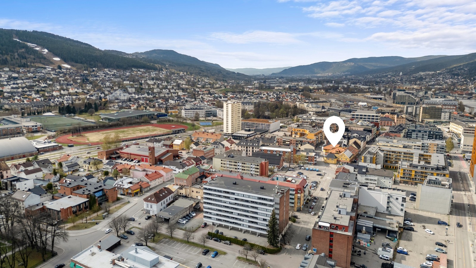 Fra leiligheten er det kort vei til flotte turstier langs Drammenselva, samt marka med badevann Galleribilde