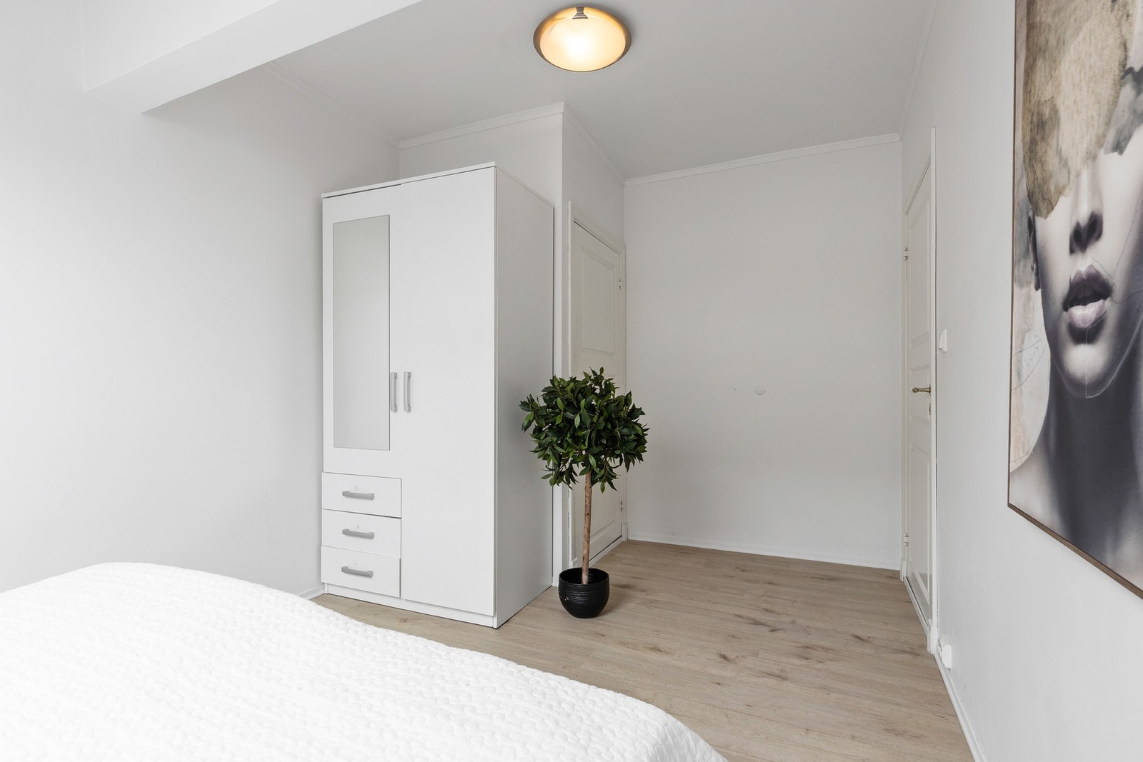 Hovedsoverommet har fin plass til dobbeltseng, nattbord og garderobeskap Galleribilde