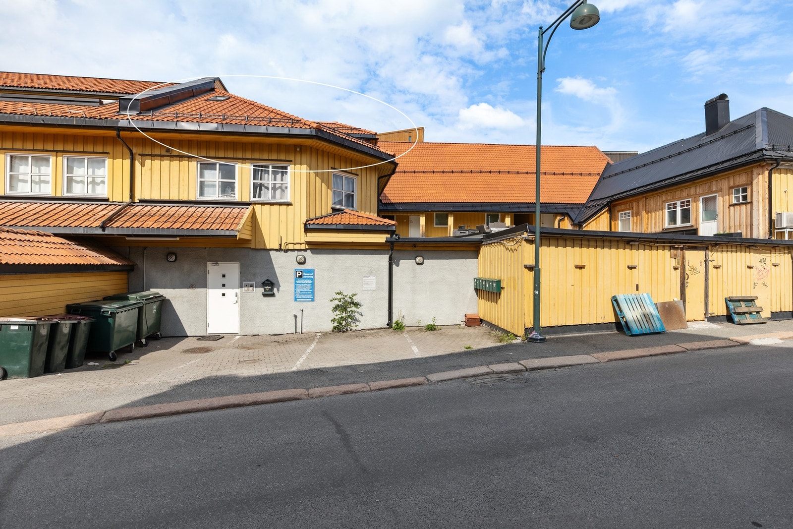 Leiligheten ligger i kulturminnet Langegården, sentralt på Strømsø, med kort gangavstand til alt du trenger i hverdagen Galleribilde