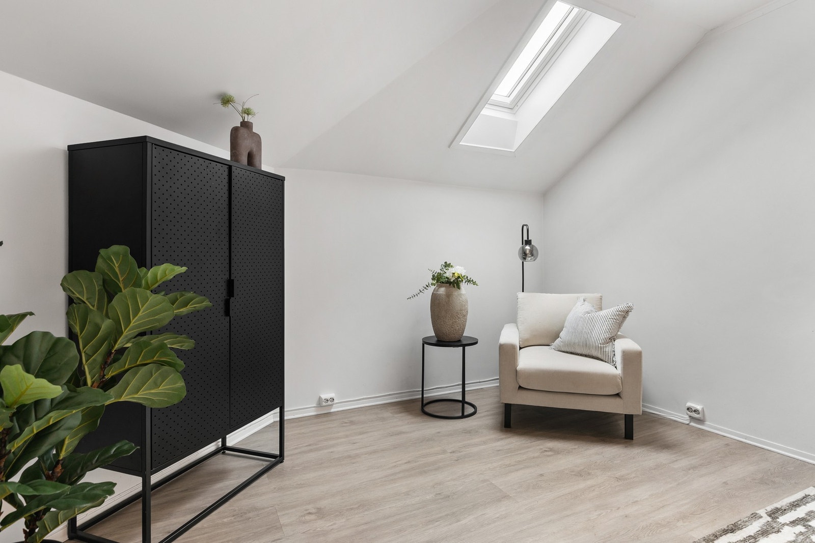 Leiligheten har flere takvinduer som slipper inn rikelig med naturlig lys Galleribilde