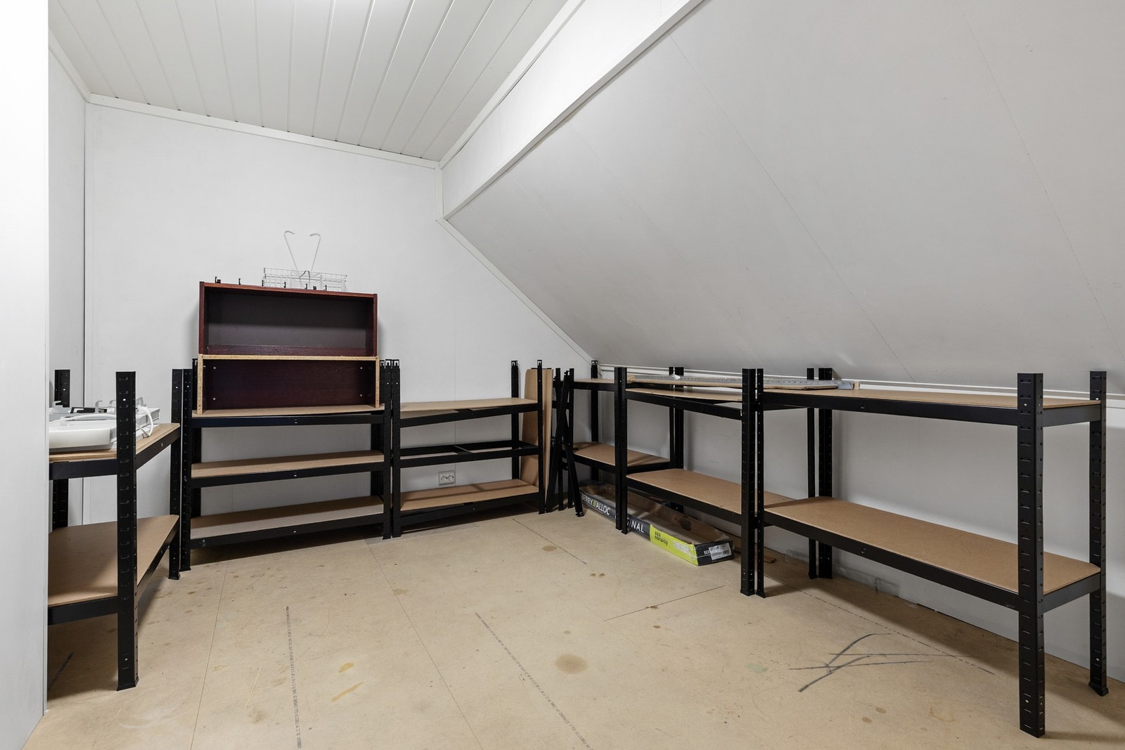 Fin lagringsplass i bod Galleribilde